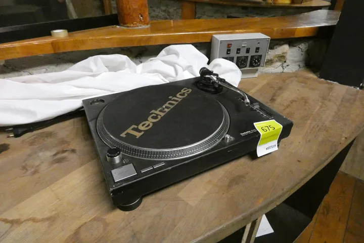 Technics Quartz Direct Drive Turntable System/Plattenspieler Modell: SL-1210MK2